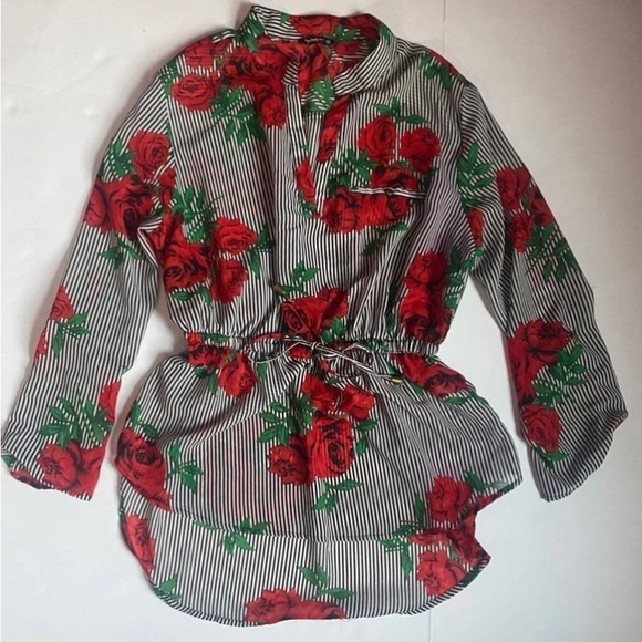 Women Size 1x Hi Low Shirt Blouse Plus Curvy Black White Stripes Red Flowers - Picture 1 of 4